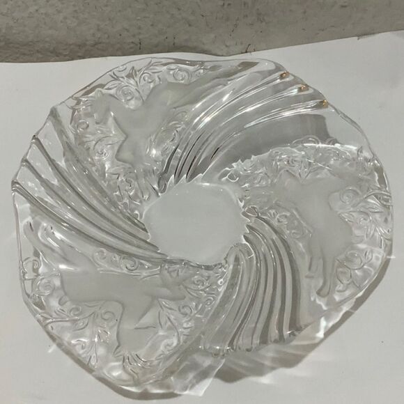 MIKASA CHRISTMAS MEDLEY FROSTED/CLEAR CRYSTAL BON BON/CANDY PLATE/DISH. 9”X 2”G9 - Picture 1 of 10